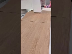 Naturalnie pocięte brązowe wiórki wiórkowe, pasujące do folii dla sklejki