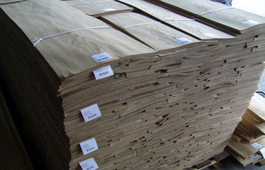 Jasnobrązowe płyty z forniru dębowego, cięte w kawałkach drewna fornirowego