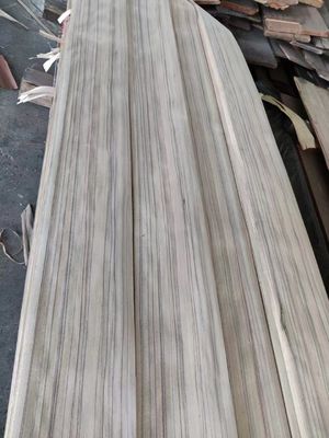 Naturalny cięty w kawałkach jasny kolor Paldao drewno czwartek cięcia furnieru z czarną linią